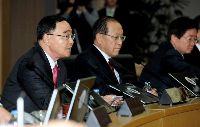 Prime Minister Chung Hongwon (left) presides over a cabinet meeting on December 30. In 2015, the government intends to spend KRW 452.2 billion to promote the creative industries. 