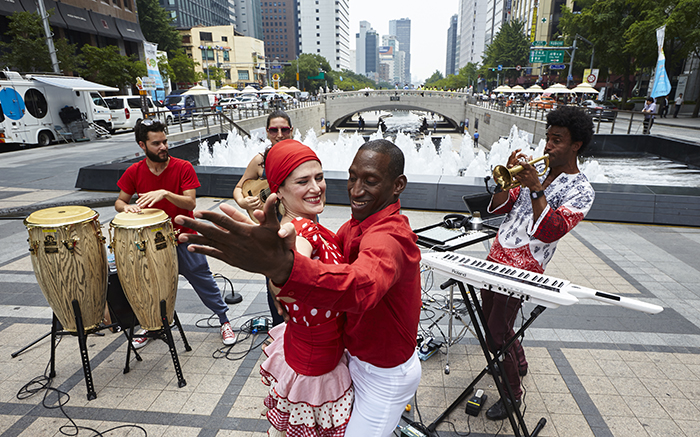 Ana Meneses (center, left) and Yoerlis Brunet (center, right) show off a dance that combines traditional moves based on flamenco and mixes them with contemporary moves, at Cheonggyecheon Plaza in central Seoul on June 24.