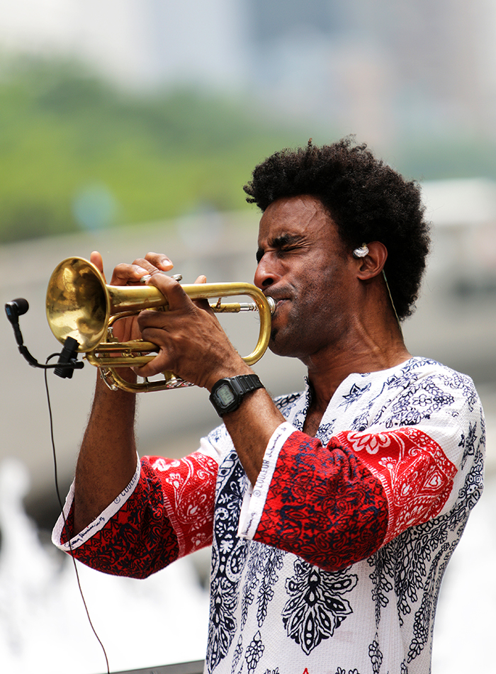 Albertico Lescay and Formas hold a guerrilla concert at the Cheonggyecheon Plaza in central Seoul, giving a passionate performance as part of the 2015 Cuban Culture and Arts Festival.