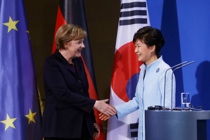 President Park Geun-hye (right) and German Chancellor Angela Merkel shake hands during a joint press conference after holding summit talks on March 26 in Berlin, Germany. (photo: Cheong Wa Dae)