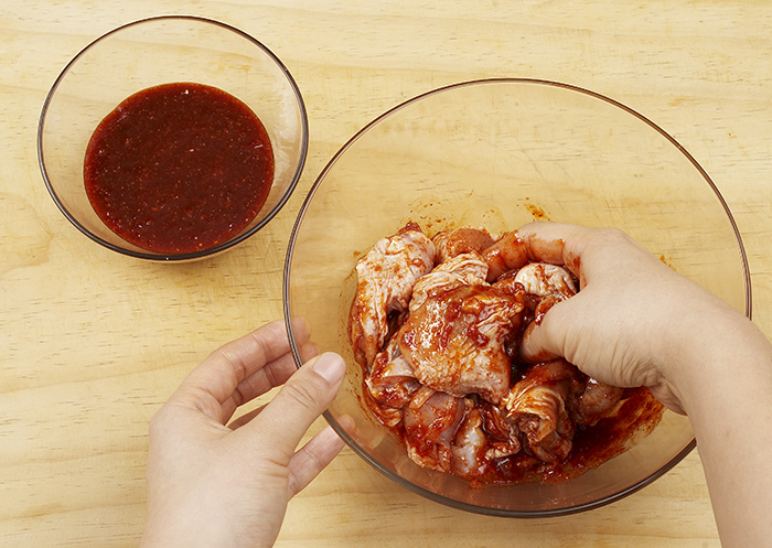 Marinate the chicken with ⅔ of the seasoning and leave it for 1 hour.