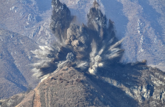 North Korea on Nov. 20 demolishes a guard post in the Demilitarized Zone per an inter-Korean agreement concluded on Sept. 19.