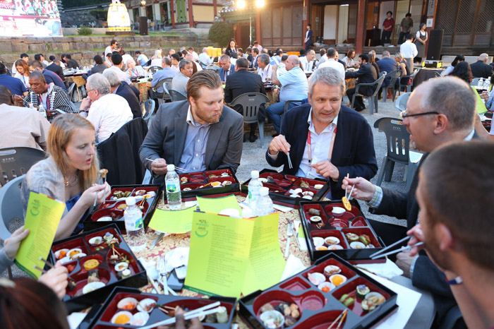 Delegations from around the world participating in the 2015 Gwangju Summer Universiade enjoy Buddhist temple food at Jeungsimsa Temple in Gwangju.