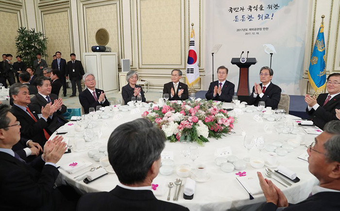 문재인 대통령이 18일 청와대 영빈관에서 열린 재외공관장 초청 만찬에서 참석자들과 박수를 치고 있다.