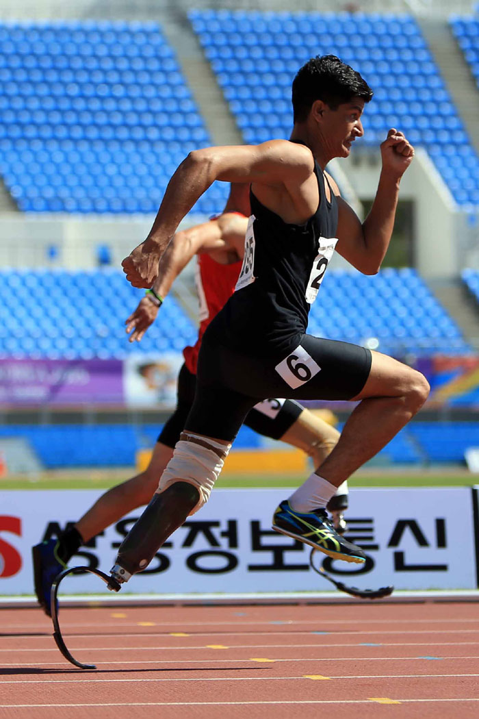 Disabled athletes run at full tilt in the final event of the 100-meter men’s race on Oct. 5 in the 2015 CISM World Games.