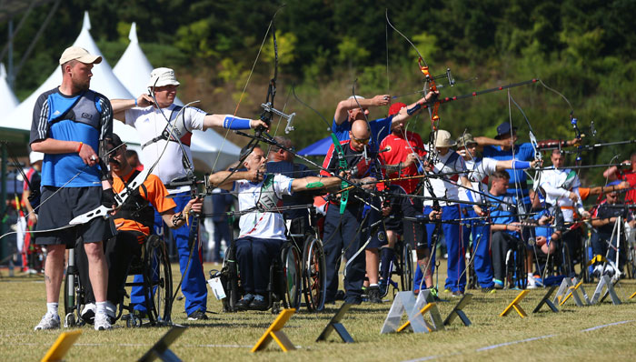 Para-athletes, all wounded veterans, participate in the qualification rounds of the archery competition on Oct. 6 at the 2015 CISM World Games in Mungyeong.