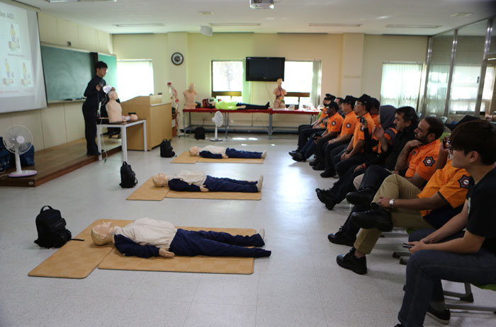 Participants in the emergency rescue educational program attend a CPR training course on Sept. 7 at the National 119 Rescue Headquarters in Daegu.