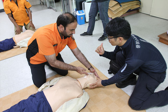 Participants in the emergency rescue educational program practice CPR at the National Fire Service Academy in Daegu on Sept. 7.