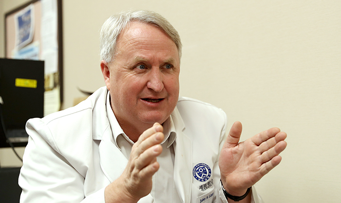 Director John Linton of the International Health Care Center at Severance Hospital urges that Korea needs to consider North Korea's standpoint, while expressing bright prospects for the 2018 Inter-Korean Summit.