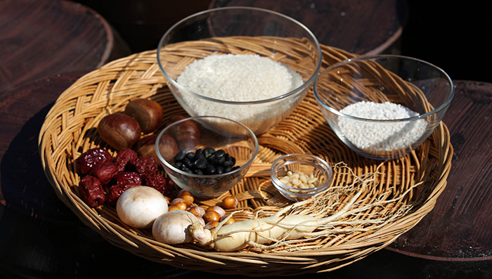 The main ingredients in nourishing stone pot mixed rice are jujubes, ginseng, chestnuts, mushrooms and pine nuts, as well as rice.