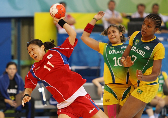 Hong Jeong-Ho, a retired handball star, is appointed a member of the World Anti-Doping Agency (WADA) Athlete Committee, during the anti-doping body's board meeting at the Westin Chosun Hotel in Seoul on Nov. 16. The photo above shows Hong throwing a shot in a game against Brazil at the Beijing 2008 Summer Olympics. (Yonhap News)