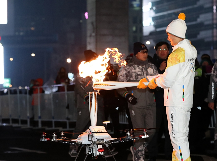 Media outlets are praising the state-of-the-art tech that was showcased at the 2018 Winter Olympics. The above photo shows a drone delivering the Olympic torch using some of Korea's newest 5G technology connection speeds in Seoul on Jan. 13. (Jeon Han/Korea.net)