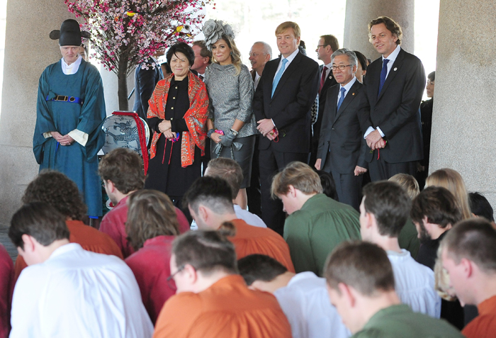  King Willem-Alexander (third from right) and Queen Máxima (second from right) of the Netherlands look around Gyeongbokgung Palace in Seoul with Minister of Culture, Sports and Tourism Kim Jongdeok (left, front row). 