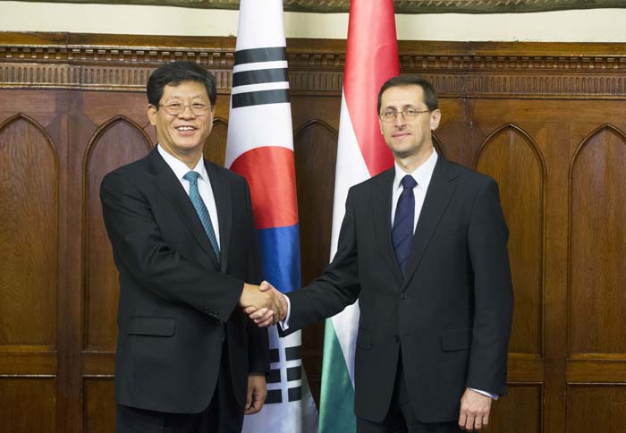  Vice Minister of Trade, Industry and Energy Kim Jae-hong (left) and Hungary’s Minister of National Economy Varga Mihály shake hands before attending the Korea-Hungary joint economic committee meeting. (Photo courtesy of the MOTIE) 