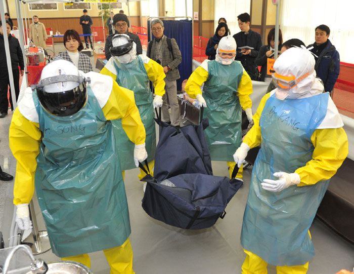 Korea Armed Forces Nursing Academy staff run through a practice drill with the medical team that will be dispatched to Ebola-affected areas.