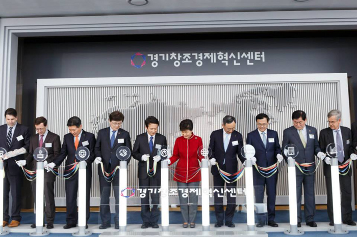 During the opening ceremony for the Gyeonggi Center for a Creative Economy & Innovation on March 30, President Park Geun-hye says, 'The Gyeonggi center will become a reliable Sherpa and guide startup companies to find new markets.' 