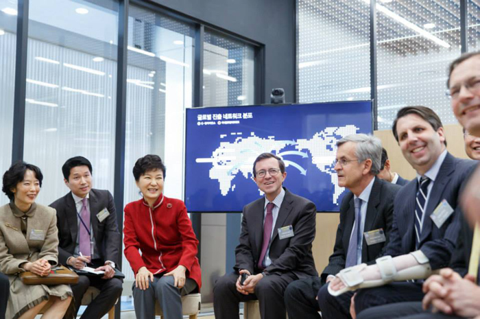 President Park Geun-hye (third from left) talks with ambassadors to Korea during a ceremony to launch the Gyeonggi Center for a Creative Economy & Innovation.