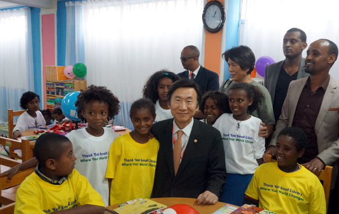 Minister of Foreign Affairs Yun Byung-se meets with students at the newly opened Thank You Small Library at the Major-General Hayelom Araya Primary School in Addis Ababa on July 13.
