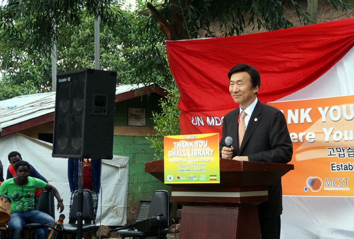 Minister of Foreign Affairs Yun Byung-se (right) delivers his congratulatory remarks during the opening ceremony for the new Thank You Small Library at the Major-General Hayelom Araya Primary School in Addis Ababa on July 13.