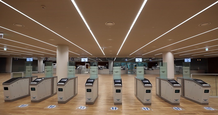 The Smart Entry Service, automated immigration inspection gates, has become available to non-Korean residents entering any airport or port across the country starting Oct. 1. The photo above shows the automated immigration gate at Terminal 2 of the Incheon International Airport. (Korea.net DB)