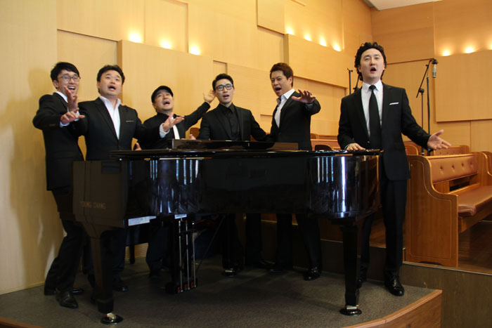 The Felice Singers, a chorus of six opera singers, says it sings <I>trot</I> in order to reach a broader audience. 