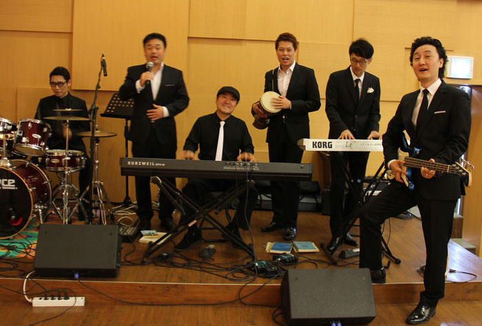 The Felice Singers say that classical music was once a popular music and that <I>trot</I> is the popular music of our time. 