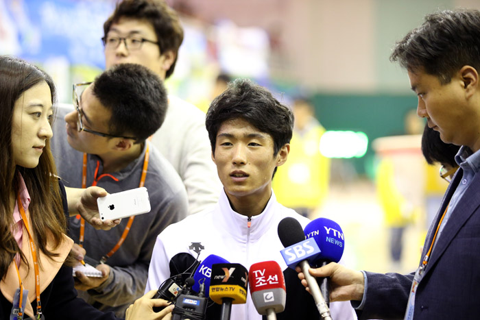 Vault gold medalist Yang Hak-seon answers questions after the event. 