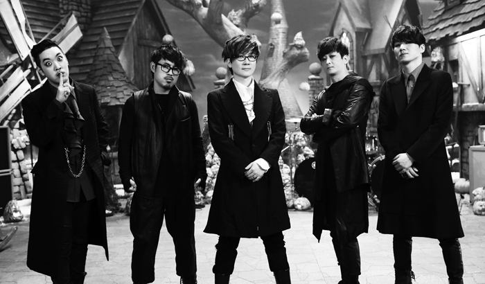 Korean rock star Seo Taiji (center) will appear at the 10th Incheon Pentaport Rock Festival scheduled from August 7 to 9.