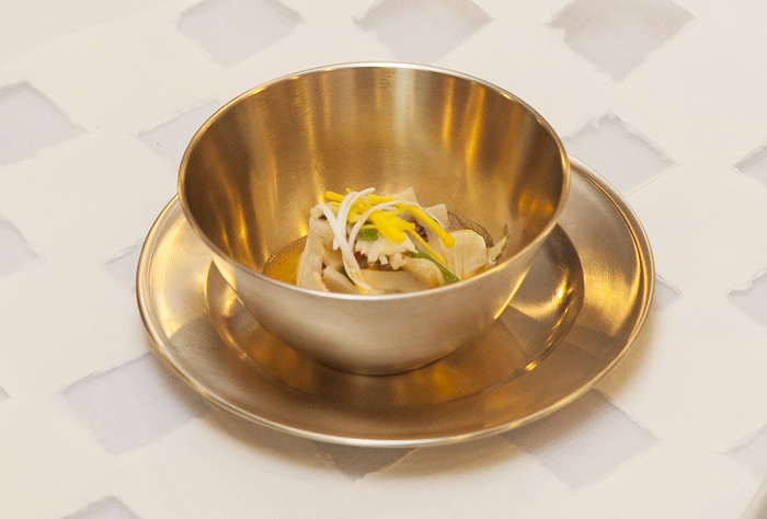 Soft persimmon is mixed with bamboo shoots.