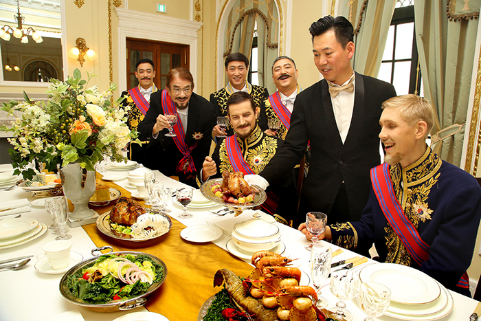 A reenactment of a Korean royal imperial banquet from the Korean Empire (1897-1910) takes place at the Westin Chosun Hotel in Seoul on Oct. 11. The event commemorates the 120th anniversary of the proclamation of the Korean Empire.