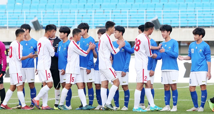 North Korean soccer players on Oct. 29 greet their counterparts from South Korea’s Gangwon-do Province after winning the opening match of the fifth Ari Sports Cup at the main stadium of Songam Leports Town in Chuncheon, Gangwon-do Province.