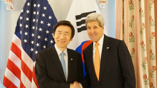 Minister of Foreign Affairs Yun Byung-se shakes hands with U.S. Secretary of State John Kerry at a meeting in Munich, Germany, on February 7. 