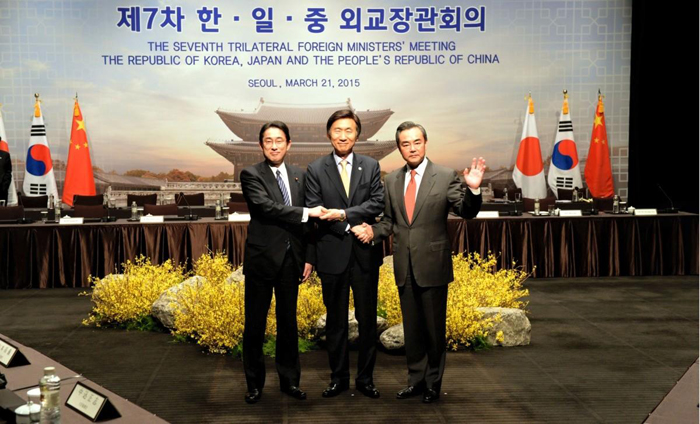 (From left) Fumio Kishida of Japan, Yun Byung-se of Korea and Wang Yi of China shake hands with each other after the trilateral foreign ministers' meeting. 