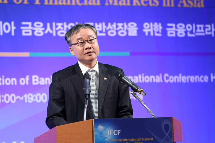  At the first annual International Financial Cooperation Forum, Jeong Chan-woo, vice chairman of the Financial Services Commission, stressed the importance of improving financial infrastructure to an acceptable level and that detailed cooperative plans between Korea and Asian nations be laid out. 