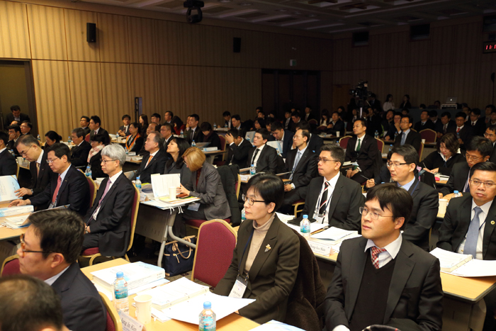 Participants in the International Financial Cooperation Forum listen to the presentations. 
