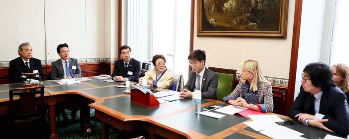 ‘Comfort woman’ victim Lee Yong-soo (fourth from left) testifies about the misery of her suffering during, the ’Comfort Women’ Victims' Suffering hearing held in the French House of Commons in Paris on March 8. (Gwangmyeong City Hall)