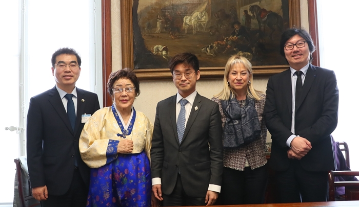 Victim of sex slavery Lee Yong-soo (second from left) poses for a commemorative photo with members of the French House of Commons after testifying about the misery of her suffering, in Paris on International Women's Day, March 8. From left are Gwangmyeong Mayor Yang Ki-dae, Lee, member of parliament Joachim Son-Forget, Senator Catherine Dumas and former French State Reform and Simplification Minister Jean-Vincent Place. (Gwangmyeong City Hall)