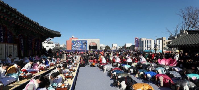 Residents from 21 villages in Gangneung bow to their village leaders on Feb. 17, a day after Seollal Lunar New Year’s Day, at the Joseon-era Gangneung Local Government Offices, now a historical site. This is a traditional custom practiced across the region.