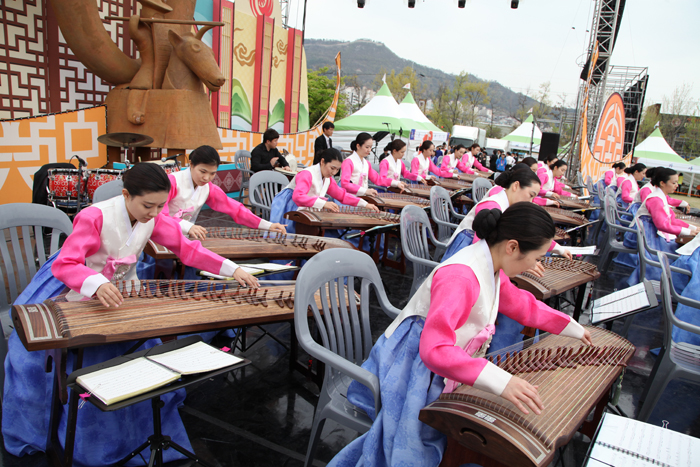  Musicians perform on the 12-stringed zither during the Gaya Culture Festival.