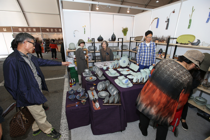 Visitors look around ceramics at the Gimhae Buncheong Ceramics Festival. 