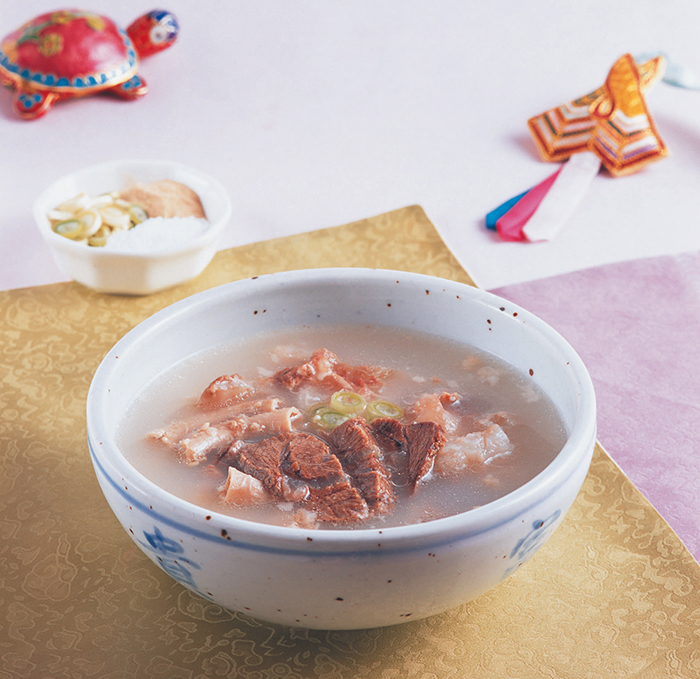 <i>Gomtang</i> beef broth soup is made from various cuts of beef. It needs to be boiled in water for many hours to make it delicious. Some people would like to put rice into the soup directly. You can appreciate the deep taste of beef and the chewy taste of the meat.
