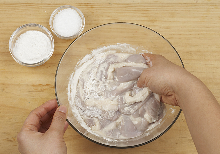 Mix the tripe with flour and salt and clean it in water. Remove any fat.