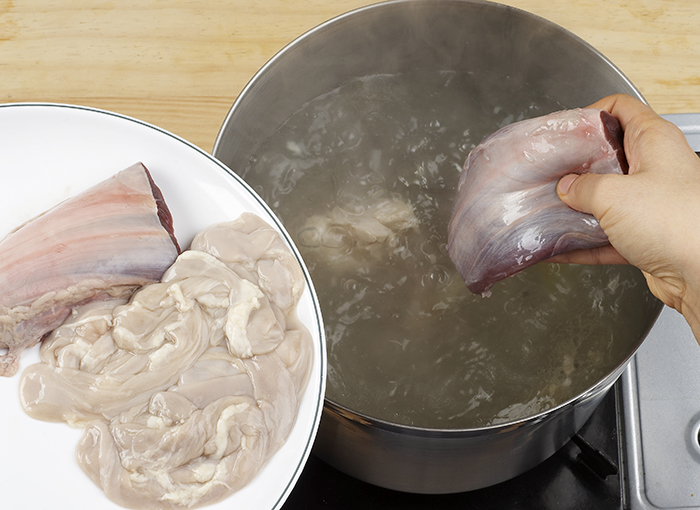 Put the broth in a pot. Add the beef slices and boil it all over high. When it boils, add the salt and ground pepper to taste. Boil it again.