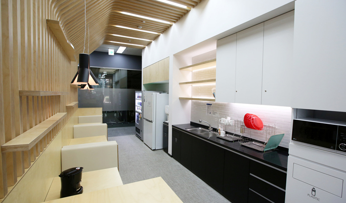 Campus Seoul has a pleasant work environment as well as a kitchen and a shower room. These help employees at the startups work long hours, and sometimes overnight.