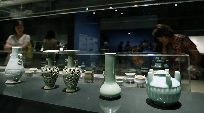 Porcelain was one of the major trade items onboard the Sinan ship. Porcelain items loaded on the ship included works from Zhejiang, Jiangsu, Guangdong and Hebei provinces in China, as well as Goryeo celadon porcelain.