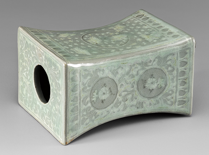 A celadon headrest with a crane design is one of the seven items of Goryeo celadon that are found onboard the sunken Sinan ship.