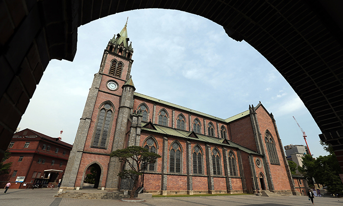  Five saints and four martyrs are buried in the catacombs of the Myeongdong Cathedral, completed on May 29, 1898. (photo: Jeon Han) 