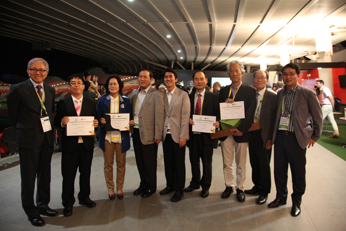 Korea National Park Service officials pose for a commemorative photo, holding up the Green List of Protected Areas certificates, during the sixth IUCN Worlds Parks Congress held recently in Sydney, Australia. 
