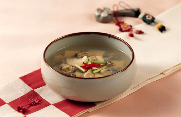 Oyster tofu soup is best enjoyed when oysters are in season on the Korean Peninsula from about September to December.