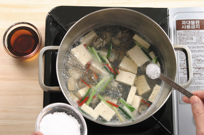 To make a clean and clear soup, don't boil it for too long after adding the oysters. You can adjust the salt according to the saltiness of the shrimp juice.